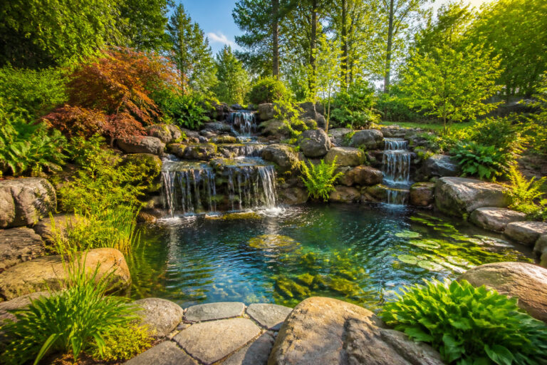 Cascade deau dans un jardin luxuriant